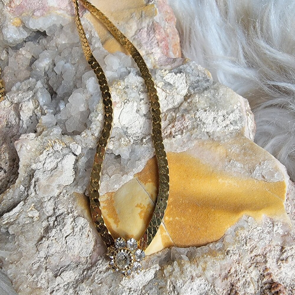 Vintage Gold Tone Herringbone Necklace – Floral Cluster Pendant 15" Choker